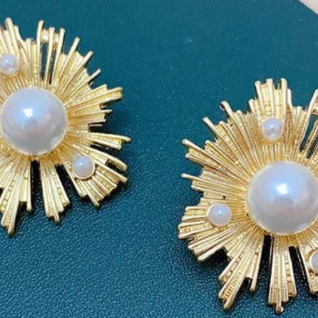Gold Metal Exaggeration Pearl Earrings