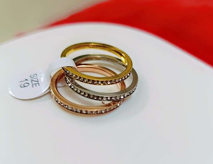 Triple Rings In Three Colors And Zircon